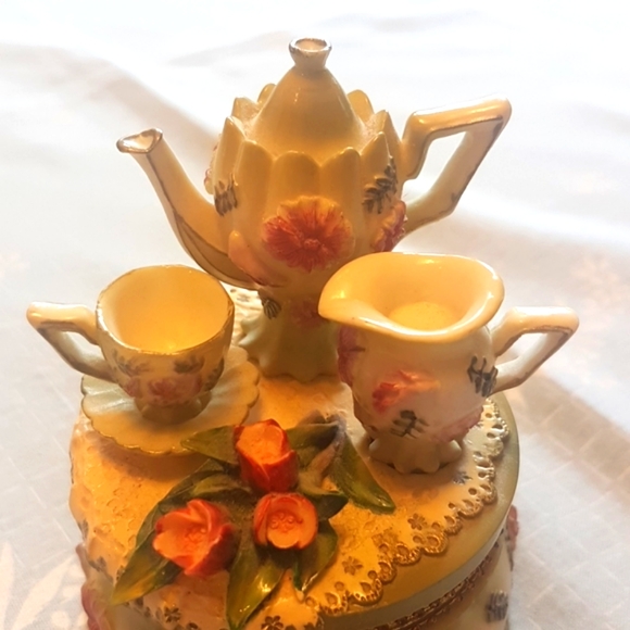 Vintage Tiny Trinket Box - Picture 5 of 12